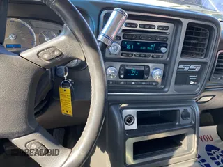 2004 Chevrolet Silverado SS z VIN 2GCEK19N041303732, wystawiony jako Copart lot #74617474 z przebiegiem 200 072 mil mil oraz Tytuł czysty. Historia ofert i sprzedaży dostępna na DreamBid. Obrazek 9.