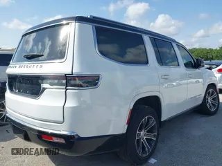 2023 Jeep Grand Wagoneer z VIN 1C4SJVEJ7PS570435, wystawiony jako IAAI lot #42289466 z przebiegiem Nie podano mil oraz . Historia ofert i sprzedaży dostępna na DreamBid. Obrazek 4.