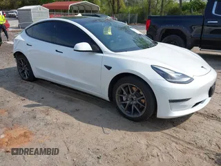 2021 Tesla Model 3 Standard Range Plus z VIN 5YJ3E1EA9MF027985, wystawiony jako IAAI lot #42045254 z przebiegiem 42 353 mil mil oraz . Historia ofert i sprzedaży dostępna na DreamBid. Obrazek 1.