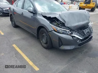 2025 Nissan Sentra S z VIN 3N1AB8BV6SY308789, wystawiony jako IAAI lot #42370719 z przebiegiem 819 mil mil oraz . Historia ofert i sprzedaży dostępna na DreamBid. Obrazek 1.