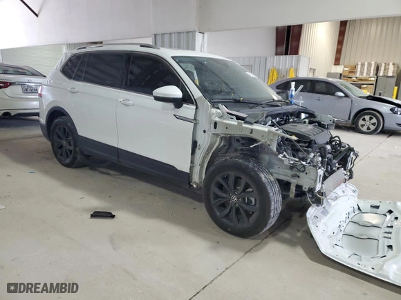 2024 Volkswagen Tiguan SE with VIN 3VVNB7AX6RM040325, listed as a Copart auction lot 45970755 with 11,395 mi miles and Salvage Title. Bid and sale history available at carsss.com. Image 4.