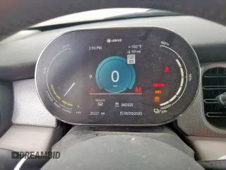 2023 MINI Hardtop Cooper SE z VIN WMW13DJ04P2T31287, wystawiony jako Copart lot #59362305 z przebiegiem 25 221 mil mil oraz Szkoda całkowita • Salvage title. Historia ofert i sprzedaży dostępna na DreamBid. Obrazek 9.