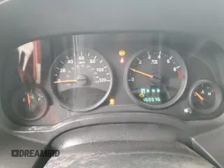 2010 Jeep Patriot Sport z VIN 1J4NF2GB8AD557735, wystawiony jako Copart lot #56532175 z przebiegiem 160 576 mil mil oraz Szkoda całkowita • Salvage title. Historia ofert i sprzedaży dostępna na DreamBid. Obrazek 9.