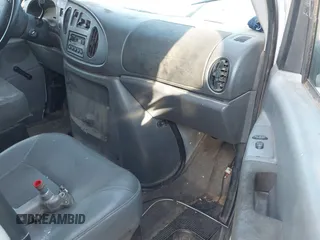 2004 Ford Econoline Cargo z VIN 1FTNE24L84HA72076, wystawiony jako IAAI lot #41737476 z przebiegiem 327 921 mil mil oraz . Historia ofert i sprzedaży dostępna na DreamBid. Obrazek 5.