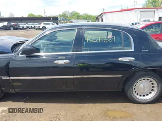 2001 Lincoln Town Car Executive z VIN 1LNHM81W21Y703011, wystawiony jako IAAI lot #42211369 z przebiegiem 188 000 mil mil oraz . Historia ofert i sprzedaży dostępna na DreamBid. Obrazek 15.