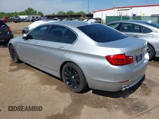 2013 BMW 5 Series 528i xDrive z VIN WBAXH5C50DD107881, wystawiony jako IAAI lot #42279780 z przebiegiem 205 890 mil mil oraz . Historia ofert i sprzedaży dostępna na DreamBid. Obrazek 3.