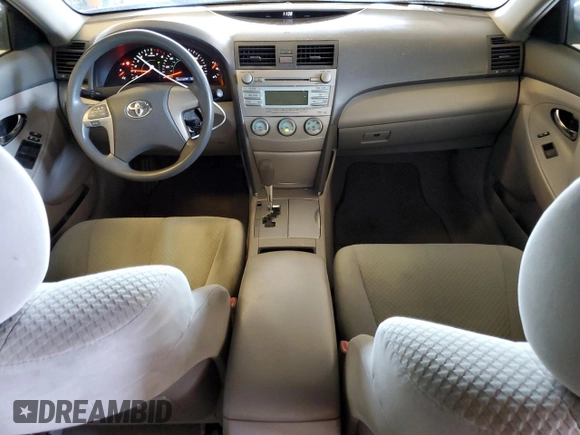 2008 Toyota Camry LE z VIN 4T1BE46K68U747760, wystawiony jako Copart lot #61265565 z przebiegiem 166 379 mil mil oraz Czysty tytuł • Clean title. Historia ofert i sprzedaży dostępna na DreamBid. Obrazek 8.