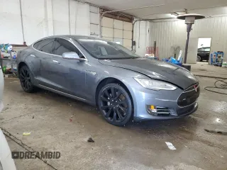 2013 Tesla Model S z VIN 5YJSA1DN0DFP26935, wystawiony jako Copart lot #45081995 z przebiegiem 120 048 mil mil oraz Szkoda całkowita • Salvage title. Historia ofert i sprzedaży dostępna na DreamBid. Obrazek 4.