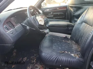 2003 Lincoln Town Car Executive z VIN 1L1FM81W23Y609867, wystawiony jako Copart lot #89137665 z przebiegiem 175 211 mil mil oraz Szkoda całkowita • Salvage title. Historia ofert i sprzedaży dostępna na DreamBid. Obrazek 7.