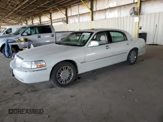 2006 Lincoln Town Car Signature Limited z VIN 1LNHM82V06Y645784, wystawiony jako Copart lot #54535725 z przebiegiem 146 601 mil mil oraz Szkody całkowita. Historia ofert i sprzedaży dostępna na DreamBid. Obrazek 1.
