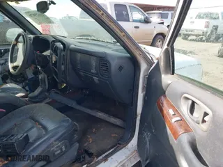 1998 Oldsmobile Bravada with VIN 1GHDT13W2W2706912, listed as a IAAI auction lot 41629870 with 210,907 mi miles. Bid and sale history available at carsss.com. Image 5.