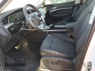 2024 Audi Q8 e-tron Premium Plus z VIN WA15AAGEXRB042875, wystawiony jako Copart lot #73211474 z przebiegiem 5 674 mil mil oraz Szkoda całkowita • Salvage title. Historia ofert i sprzedaży dostępna na DreamBid. Obrazek 7.