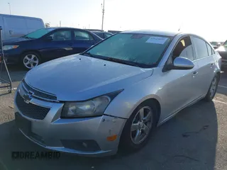 2014 Chevrolet Cruze 1LT z VIN 1G1PC5SBXE7102463, wystawiony jako IAAI lot #42625092 z przebiegiem 165 863 mil mil oraz . Historia ofert i sprzedaży dostępna na DreamBid. Obrazek 2.