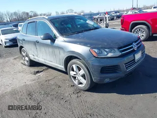 2013 Volkswagen Touareg Exec z VIN WVGEF9BP9DD011799, wystawiony jako IAAI lot #41615162 z przebiegiem 137 054 mil mil oraz . Historia ofert i sprzedaży dostępna na DreamBid. Obrazek 1.