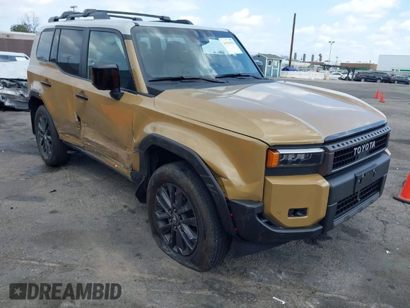 2025 Toyota Land Cruiser 1958 Edition z VIN JTEABFAJ8SK024963, wystawiony jako IAAI lot #41913954 z przebiegiem 3272 mil mil oraz . Historia ofert i sprzedaży dostępna na DreamBid. Obrazek 1.