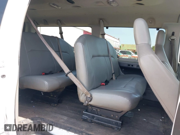 2013 Ford Econoline Passenger XL z VIN 1FBNE3BL4DDA56459, wystawiony jako IAAI lot #42223633 z przebiegiem 411 732 mil mil oraz . Historia ofert i sprzedaży dostępna na DreamBid. Obrazek 8.