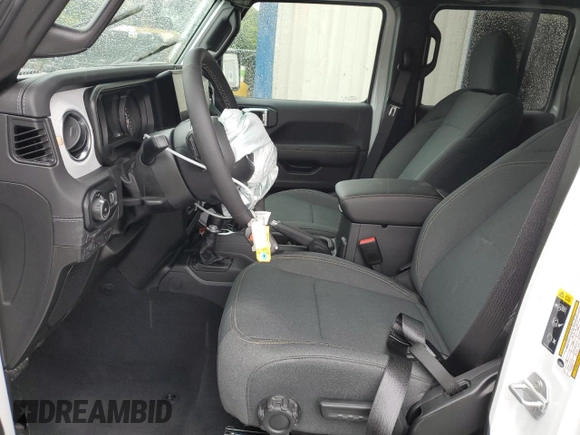 2025 Jeep Wrangler Sahara z VIN 1C4PJXEN2SW560255, wystawiony jako Copart lot #58759415 z przebiegiem 1 612 mil mil oraz Czysty tytuł • Clean title. Historia ofert i sprzedaży dostępna na DreamBid. Obrazek 7.