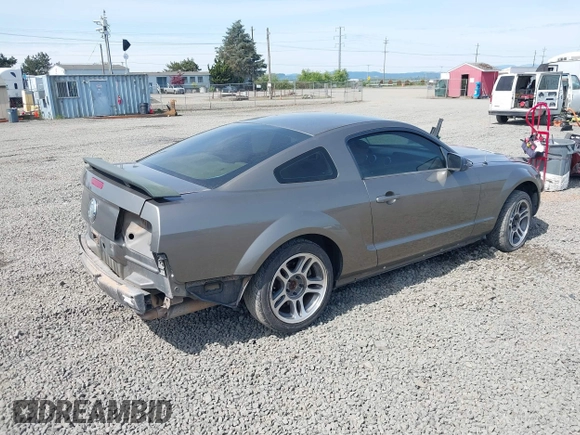 2005 Ford Mustang Deluxe с VIN 1ZVFT80NX55110332, выставлен на аукционе IAAI как лот 42087975 с пробегом 181 810 миль миль и . История ставок и продаж доступна на DreamBid. Изображение 4.