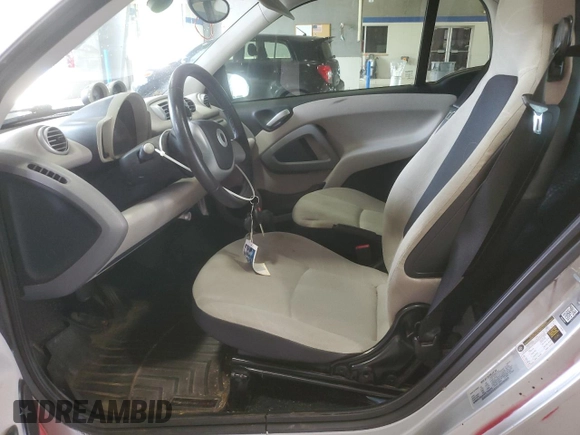 2014 Smart fortwo Passion z VIN WMEEJ9AA3EK792026, wystawiony jako Copart lot #60184015 z przebiegiem Nie podano mil oraz Czysty tytuł • Clean title. Historia ofert i sprzedaży dostępna na DreamBid. Obrazek 7.