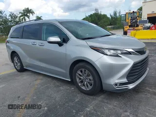 2023 Toyota Sienna XLE z VIN 5TDYRKEC9PS171845, wystawiony jako IAAI lot #42387707 z przebiegiem 37 688 mil mil oraz . Historia ofert i sprzedaży dostępna na DreamBid. Obrazek 1.