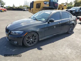 2009 BMW 3 Series 328i z VIN WBAPH57519NL77603, wystawiony jako Copart lot #51087675 z przebiegiem 153 188 mil mil oraz Szkoda całkowita • Salvage title. Historia ofert i sprzedaży dostępna na DreamBid. Obrazek 1.