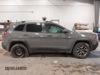 2019 Jeep Cherokee Trailhawk Elite with VIN 1C4PJMBX7KD361203, listed as a IAAI auction lot 41515943 with 133,384 mi miles. Bid and sale history available at carsss.com. Image 13.