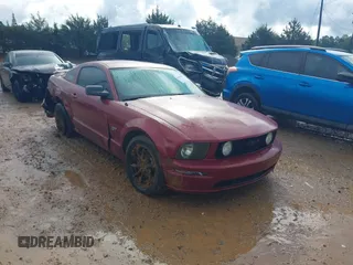 2006 Ford Mustang GT Deluxe with VIN 1ZVFT82H265195370, listed as a IAAI auction lot 42018364 with 129,165 mi miles. Bid and sale history available at carsss.com. Image 1.