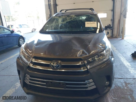 2017 Toyota Highlander Limited with VIN 5TDDZRFH6HS421769, listed as a IAAI auction lot 40526495 with 134,608 mi miles. Bid and sale history available at carsss.com. Image 13.
