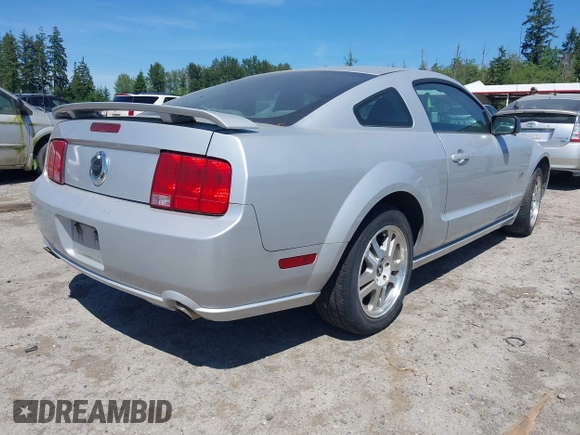 2006 Ford Mustang GT Deluxe z VIN 1ZVHT82H065175045, wystawiony jako IAAI lot #42446022 z przebiegiem 144 165 mil mil oraz . Historia ofert i sprzedaży dostępna na DreamBid. Obrazek 4.