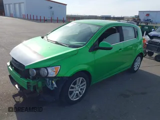2016 Chevrolet Sonic LT z VIN 1G1JC6SH8G4146885, wystawiony jako IAAI lot #42018388 z przebiegiem 190 010 mil mil oraz . Historia ofert i sprzedaży dostępna na DreamBid. Obrazek 2.
