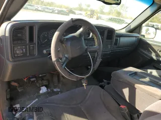 2002 GMC Sierra 1500 with VIN 1GDGC24U52Z252576, listed as a Copart auction lot 75233354 with Not Provided miles and Salvage Title. Bid and sale history available at DreamBid. Image 8.