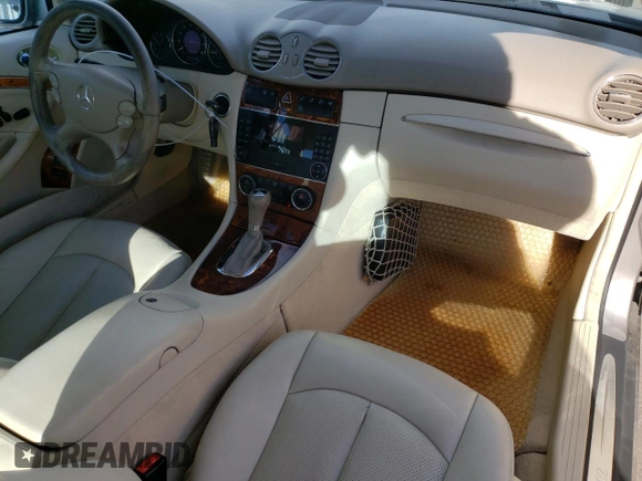 2005 Mercedes-Benz CLK 500 z VIN WDBTJ75J05F159477, wystawiony jako Copart lot #85168664 z przebiegiem 122 295 mil mil oraz Szkody całkowita. Historia ofert i sprzedaży dostępna na DreamBid. Obrazek 8.