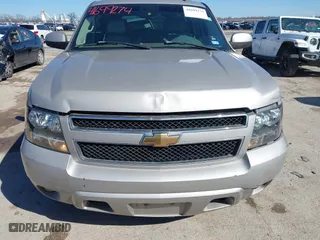 2007 Chevrolet Suburban LTZ with VIN 3GNFC16037G200947, listed as a IAAI auction lot 41699274 with 217,182 mi miles. Bid and sale history available at carsss.com. Image 12.