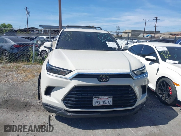 2024 Toyota Highlander XLE with VIN 5TDAAAA59RS007427, listed as a IAAI auction lot 42272224 with 14,260 mi miles and . Bid and sale history available at DreamBid. Image 13.