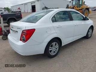 2015 Chevrolet Sonic LT z VIN 1G1JC5SH9F4112916, wystawiony jako IAAI lot #42265726 z przebiegiem 116 452 mil mil oraz . Historia ofert i sprzedaży dostępna na DreamBid. Obrazek 4.