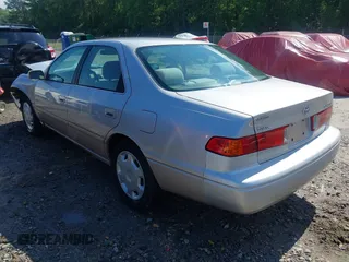 2001 Toyota Camry CE z VIN 4T1BG22K01U053432, wystawiony jako IAAI lot #42257822 z przebiegiem 128 610 mil mil oraz . Historia ofert i sprzedaży dostępna na DreamBid. Obrazek 3.