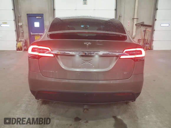 2016 Tesla Model X 70D z VIN 5YJXCBE20GF003018, wystawiony jako Copart lot #57671695 z przebiegiem 117 238 mil mil oraz Szkoda całkowita • Salvage title. Historia ofert i sprzedaży dostępna na DreamBid. Obrazek 6.