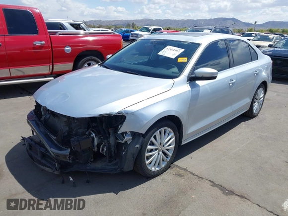 2015 Volkswagen Jetta SE z VIN 3VWD17AJ4FM336834, wystawiony jako IAAI lot #41953192 z przebiegiem 40 893 mil mil oraz . Historia ofert i sprzedaży dostępna na DreamBid. Obrazek 2.