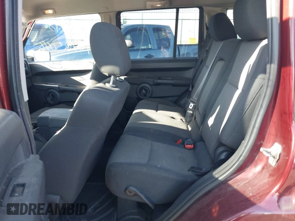 2008 Jeep Commander Sport z VIN 1J8HG48K08C180238, wystawiony jako IAAI lot #40725046 z przebiegiem 165 018 mil mil oraz . Historia ofert i sprzedaży dostępna na DreamBid. Obrazek 8.