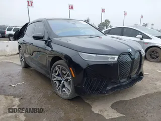2023 BMW iX xDrive50 z VIN WB523CF01PCM78912, wystawiony jako IAAI lot #41871309 z przebiegiem Nie podano mil oraz . Historia ofert i sprzedaży dostępna na DreamBid. Obrazek 1.