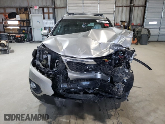 2013 Kia Sorento LX z VIN 5XYKT3A62DG348239, wystawiony jako Copart lot #52022165 z przebiegiem Nie podano mil oraz Szkoda całkowita • Salvage title. Historia ofert i sprzedaży dostępna na DreamBid. Obrazek 5.