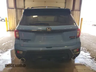 2024 Honda Passport TrailSport z VIN 5FNYF8H61RB013217, wystawiony jako Copart lot #52349015 z przebiegiem 8 360 mil mil oraz Szkoda całkowita • Salvage title. Historia ofert i sprzedaży dostępna na DreamBid. Obrazek 6.
