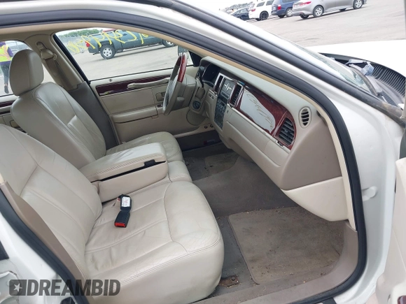 2005 Lincoln Town Car Signature Limited z VIN 1LNHM82W75Y640718, wystawiony jako IAAI lot #42344956 z przebiegiem 150 659 mil mil oraz . Historia ofert i sprzedaży dostępna na DreamBid. Obrazek 5.