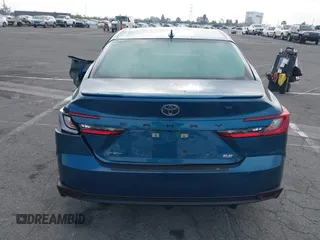 2025 Toyota Camry LE z VIN 4T1DAACK3SU571104, wystawiony jako IAAI lot #42084430 z przebiegiem 1 013 mil mil oraz . Historia ofert i sprzedaży dostępna na DreamBid. Obrazek 16.