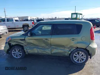 2013 Kia Soul + z VIN KNDJT2A67D7518517, wystawiony jako IAAI lot #41672301 z przebiegiem Nie podano mil oraz . Historia ofert i sprzedaży dostępna na DreamBid. Obrazek 13.