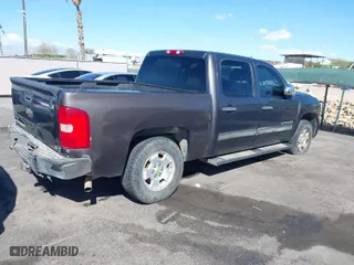 2011 Chevrolet Silverado 1500 LT with VIN 3GCPCSE04BG137550, listed as a IAAI auction lot 41939195 with 267,185 mi miles. Bid and sale history available at carsss.com. Image 4.