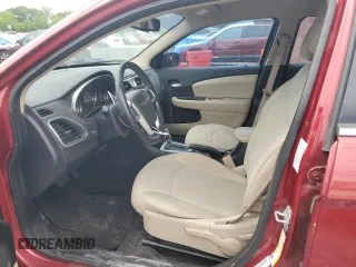 2013 Chrysler 200 Touring z VIN 1C3CCBBB4DN577755, wystawiony jako Copart lot #55904845 z przebiegiem 138 423 mil mil oraz Szkoda całkowita • Salvage title. Historia ofert i sprzedaży dostępna na DreamBid. Obrazek 7.