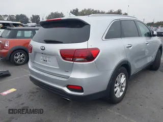2019 Kia Sorento LX z VIN 5XYPG4A36KG438741, wystawiony jako IAAI lot #42384999 z przebiegiem 94 640 mil mil oraz . Historia ofert i sprzedaży dostępna na DreamBid. Obrazek 4.