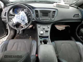 2015 Chrysler 200 S z VIN 1C3CCCBG1FN557242, wystawiony jako Copart lot #54767335 z przebiegiem 62 946 mil mil oraz Szkoda całkowita • Salvage title. Historia ofert i sprzedaży dostępna na DreamBid. Obrazek 8.