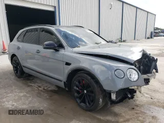 2017 Bentley Bentayga W12 z VIN SJAAC2ZV9HC015680, wystawiony jako Copart lot #46197784 z przebiegiem Nie podano mil oraz . Historia ofert i sprzedaży dostępna na DreamBid. Obrazek 4.